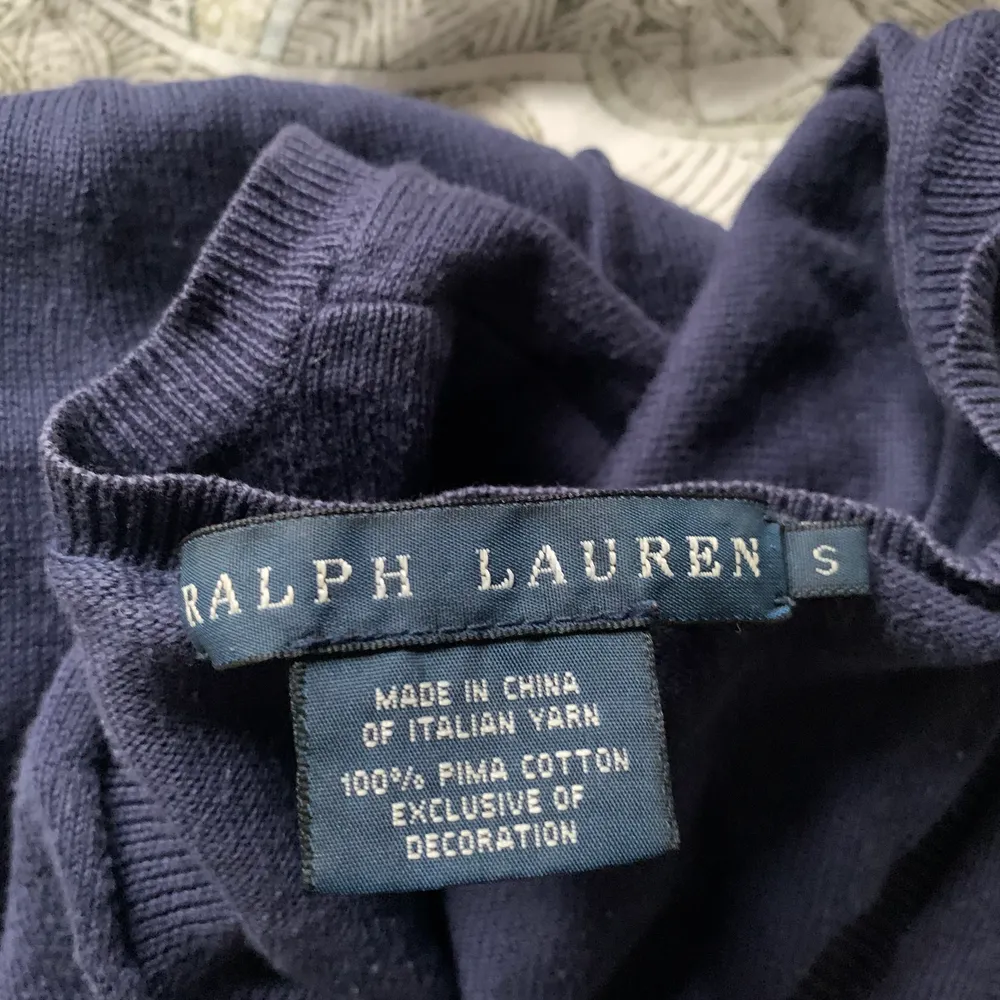 Säljer en marinblå tröja från Ralph Lauren i storlek S. Säljer pga att jag är av intresse av märkeskläder, men den är i bra skick och knappt använd. . Tröjor & Koftor.