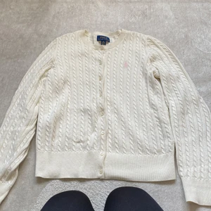 Polo tröja  - Det är en vitt polo tröja från Paris med knapar 