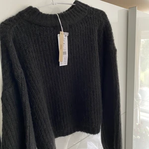 Oanvänd skön Stickad tröja👌🖤 - Helt oanvänd stickad tröja köpt för 299kr säljs nu för 100kr