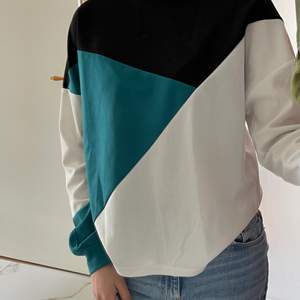 Köpt från Shein nyligen, använt max två gånger och tröjan är därför i bra skick. Originalpriset är 99 kr. Storleken är XS men passar även S 