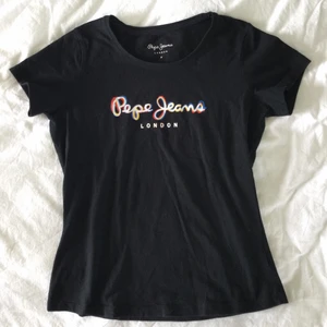 Pepe jeans - Pepe jeans tshirt i storlek M, passar till xs-s