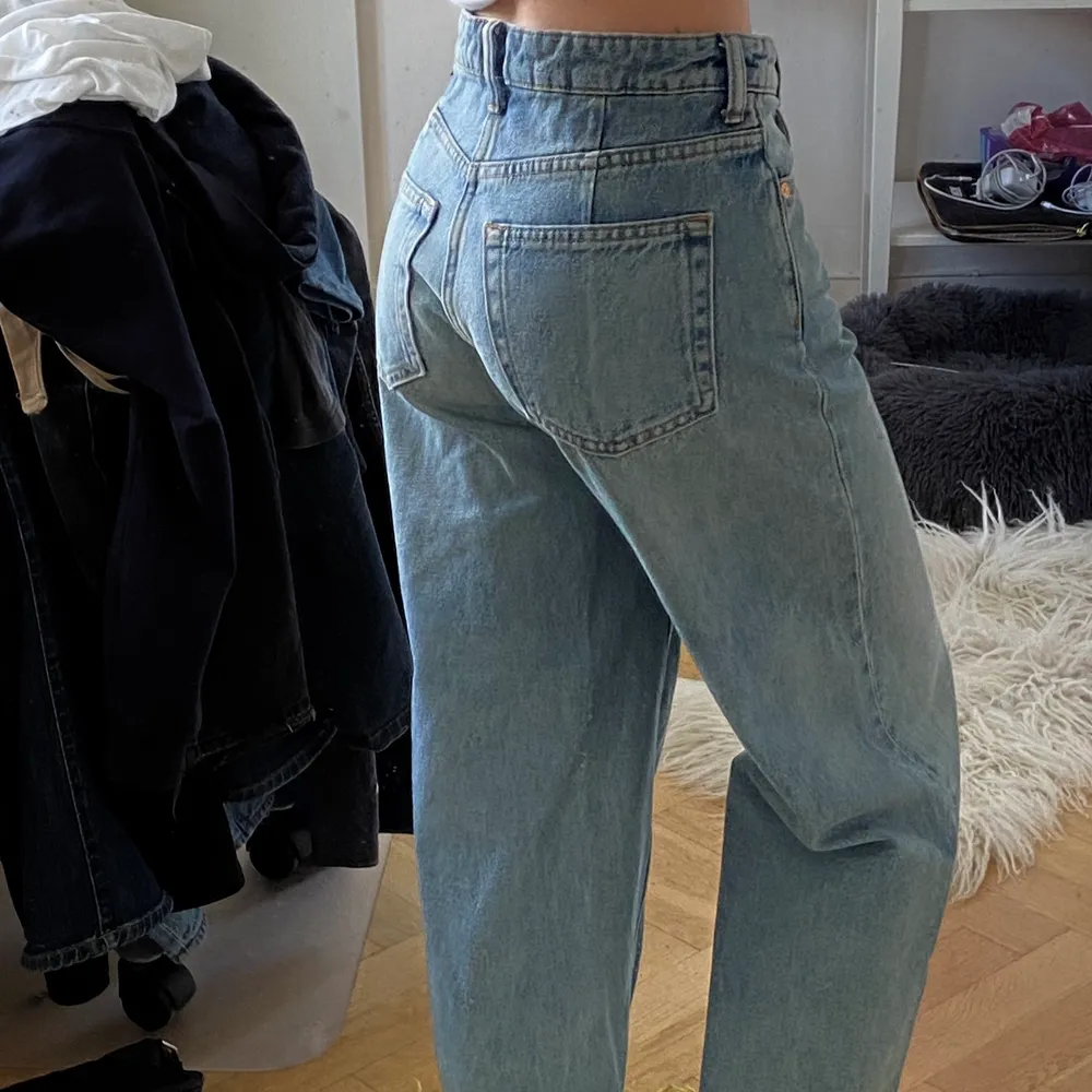 säljer mina sparsamt använda ace jeans från weekday!! de kommer tyvärr inte till användning o har legat i min garderob o bara tagit plats vilket är anledningen till att jag säljer dem nu :) inga tecken på användning.💓. Jeans & Byxor.