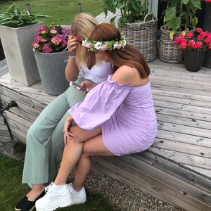 Kostymbyxor - Säljer dessa mintgrön liknande kostymbyxorna från Chiquelle. De är i väldigt bra skick då dem endast är använda 2 gånger. Perfekta nu till sommaren!!😇