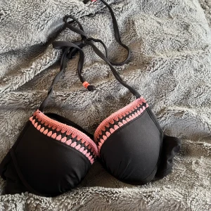 Bikini topp - Säljer en bikinitopp pga för liten