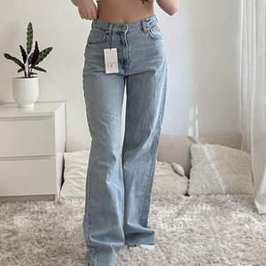 Oanvända full length jeans från Zara som går att klippa till önskad längd. Köpta för 399:-