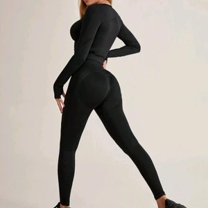 Shein - Hej säljer nu helt nya och oanvänd sexig träning kläder från Shein. De är två delar  byxor och croptop med  hål för tummarna, de är väldigt tight och stretchy