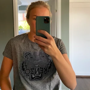 Kenzo t-shirt  - Säljer min Kenzo t-shirt i storlek M. Inköpt för 999kr säljer för 400kr.💘 Pris kan diskuteras! 