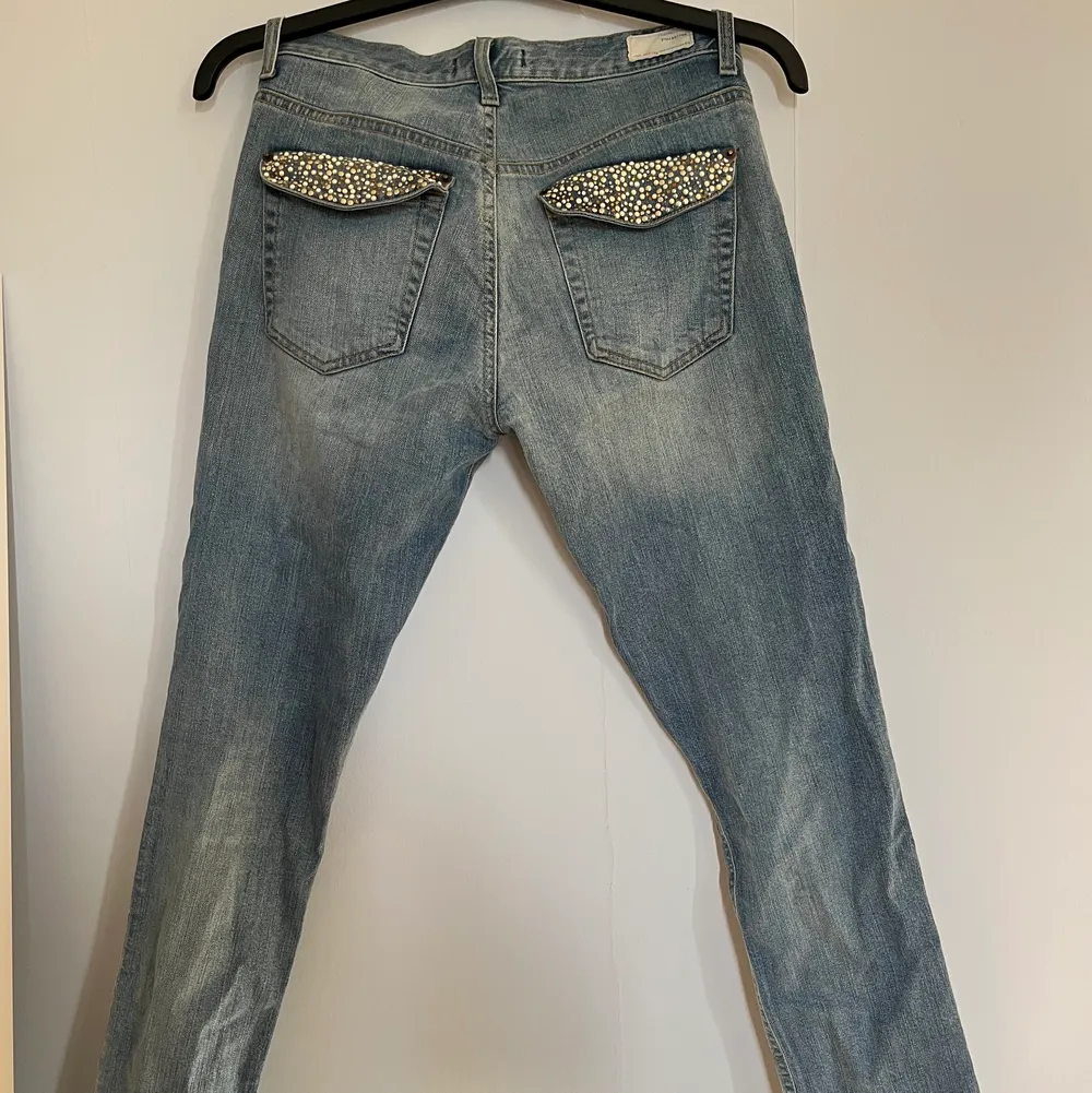 Säljer dessa skitsnygga äkta Odd Molly jeans, fin blå färg med ascoola fickor med nitar och stenar. Modellen är rak i benen och slits nertill. Lågmidjde/ mellan hög midja. Storlek 2 vilket jag skulle säga passar som S/M. 💕💕. Jeans & Byxor.