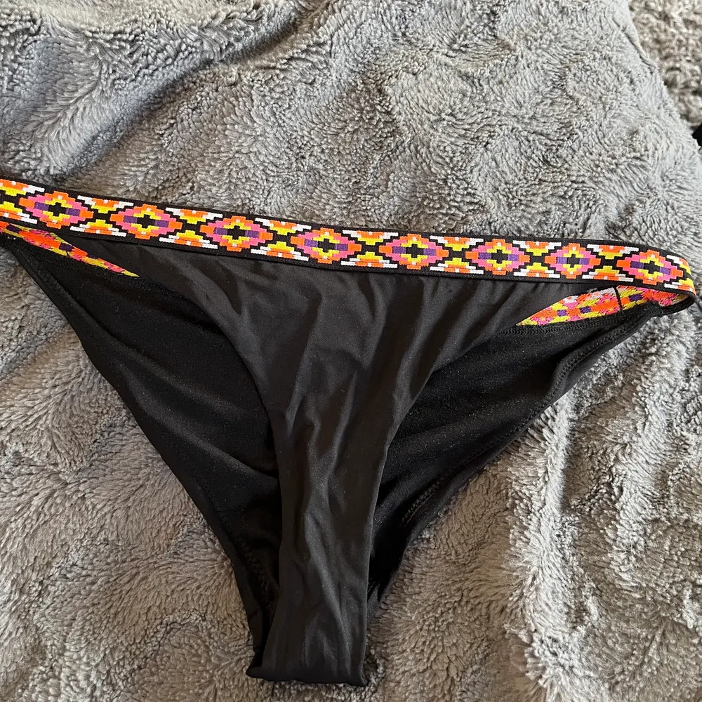 Säljer bikiniöverdel H&M strl 38. Övrigt.