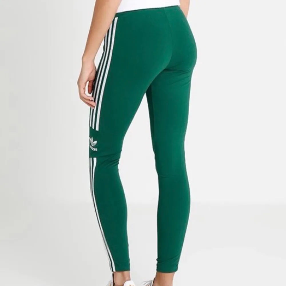 Gröna adidas tights i storlek 34 men passar mig som är 36/s skulle säga att tightsen passar alla mellan  xs-s. Använt endast en gång.. Jeans & Byxor.