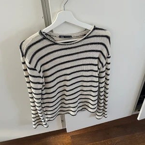 Randig tröja - Svartvit tröja från Zara i storlek S. Nyskick⭐️