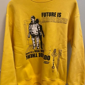 Oversize gul tröja från Pull&Bear - Använt en gång och tröjan är i storlek 36. Passar alla från xs-m