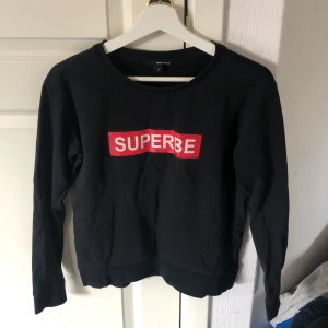 Svart tröja med text  - En svart tröja med text som jag köpte utomlands för några år sedan. Den är i bra skick. Frakt tillkommer 