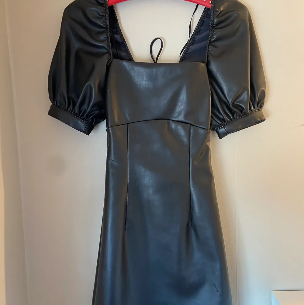 As snygg läder klänning från H&M. Använd endast en gång⭐️ strlk 32. Klänningar.