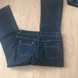 Lågmidjade mörkblåa jeans, storlek 44 - Detta är ett par skitsnygga lågmidjade jeans, de är knappt använda då de är för stora för mig<3 