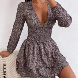 Blommig klänning - Säljer denna super snygga klänning som jag precis beställt från shien då den är för stor för mig, super skönt och fin till sommaren 