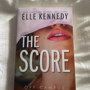 Säljer tredje boken i off campus serien, The score av Elle Kennedy. Helt ny och oläst så bra skick. Säljer pågrund av ångrat köp. Nypris 180kr, står ej för frakten.🌸💖💘💗💕💕💕