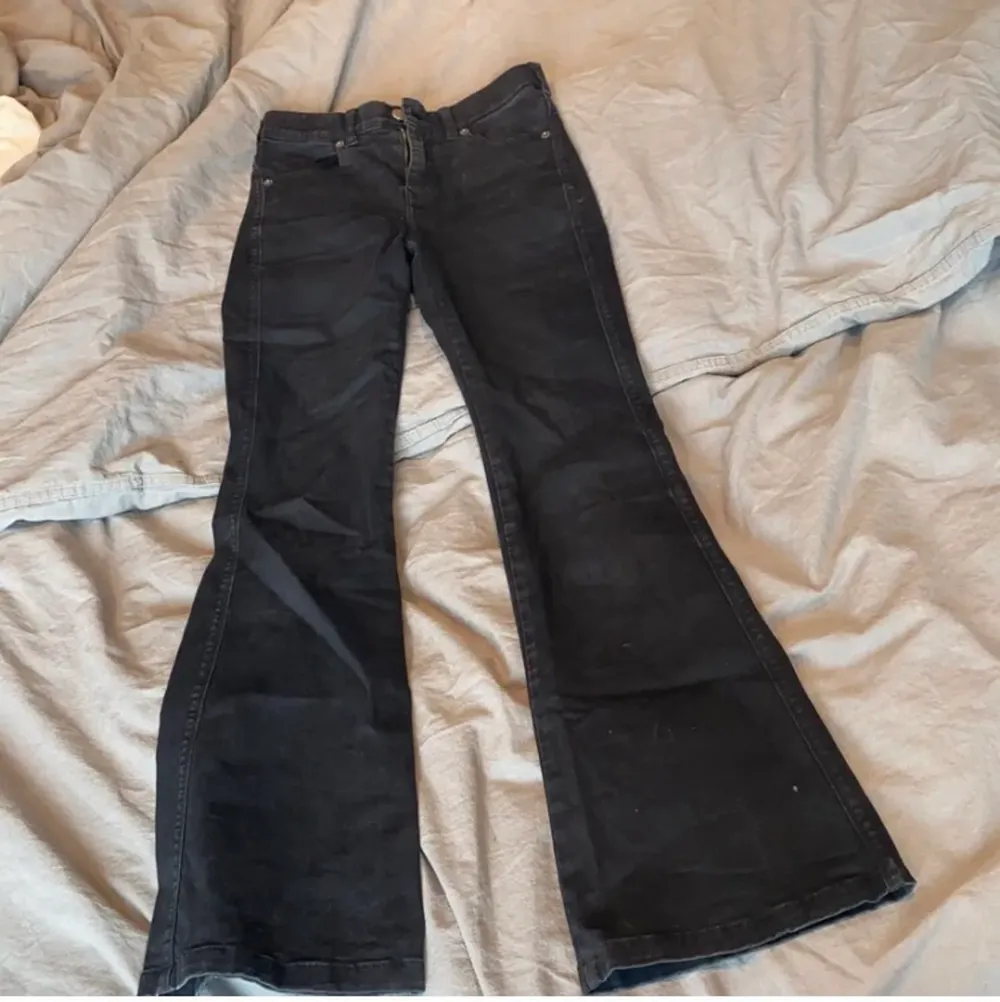 Säljer dessa svarta bootcut jeans i xs. Är från Dr denim köpta på Salt Stockholm. Säljer då de inte lägre kommer till användning. Jeansen är i bra skick. Skriv vid frågor eller fler bilder. Pris kan diskuteras.. Jeans & Byxor.