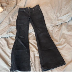 Svarta bootcut jeans från Dr denim - Säljer dessa svarta bootcut jeans i xs. Är från Dr denim köpta på Salt Stockholm. Säljer då de inte lägre kommer till användning. Jeansen är i bra skick. Skriv vid frågor eller fler bilder. Pris kan diskuteras.