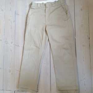 Dickies 874 i beige färg, loose/skate - Beiga dickies 874 i loose skate fit. Köpta för 700 kr. Jag är 172 cm lång och de är lite för långa för mig. Beror också på vad man gillar för passform. Ungefär lite som kostymbyxor. Bra skick!