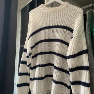 Stickad Randig tröja - En stickad randig tröja från Lager157. Använd en gång och säljer då den inte kommer till användning längre och är lite för stor.💕        Nypris 150kr