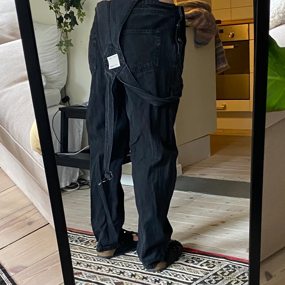 Snygga svarta hängselbyxor ursprungligen från asos! Funkar att både ha över axlar men också så som jag har på bilderna!. Jeans & Byxor.