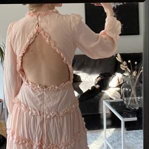 En söt klänning från Dennis Maglic i storlek M. Köpte för ca 2 år sedan för 800kr, använd 1 gång. Inga konstigheter med den. 💓 