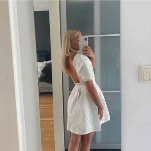 Nakd klänning - SKAMBUD, hör av dig privat ifall du är intresserad!! Lånade bilder från förra ägaren! Superfin klänning som är köpt här på plick men säljer då den tyvärr var för stor för mig! Slutsåld på hemsidan och är i storlek 34💗