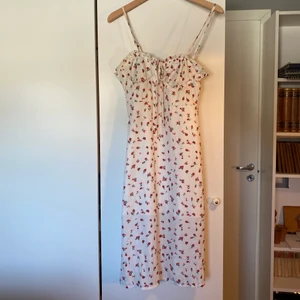 Klänning - Säljer denna super fina klänningen i storlek S, inget fel på den men får ingen användning av den. Märket är okänt då det inte står på klänningen och jag fick den i present. Skriv till mig om ni vill ha bilder på hur den ser ut på!🥰 pris kan diskuteras