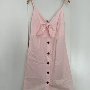 Söt rosa klänning - En supersöt rosa sommarklänning med knyte vid bröstet och dekorationsknappar.