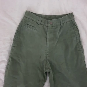 Militärgröna byxor - Ett par riktigt härliga byxor från frankrike i tjockt material som tyvärr är för små. Använts en gång :)