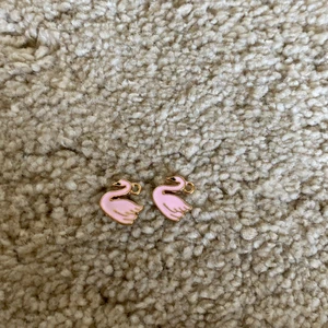 Svanar örhänge - Säljer två svanörhängen dom kostar 3kr styck