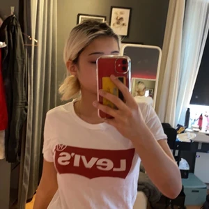 levis t-shirt - en röd vit levis t-shirt 