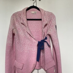 Odd Molly kofta storlek 0 - Kofta från Odd Molly i en fin ljusrosa färg. Storlek 0 vilket passar xxs-s. Gott skick. Köparen står för frakten