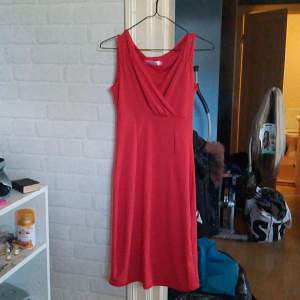 Röd klänning i gott skick stretchigt material sitter underbart snyggt på. Har några stygn som gått upp lätt att sy därav priset. 