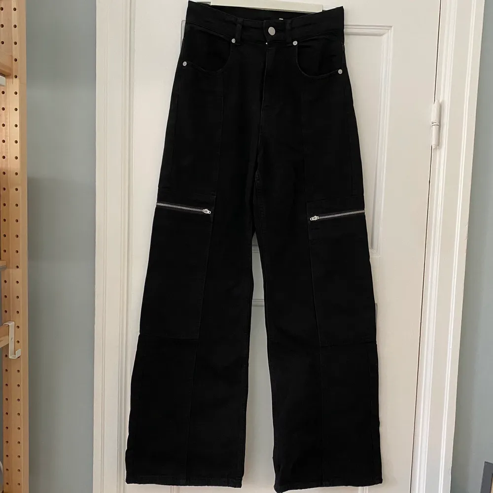 Säljes dessa unika jeans från Weekday med dragkedjor. Storlek 34. Midjan är ca 70 cm och längden för innerben är 74 cm. Bra skick!. Jeans & Byxor.