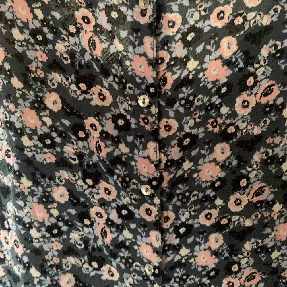 Supersöt blommig klänning från H&M 🌸 mycket bra skick, knappar bak 🌸. Klänningar.