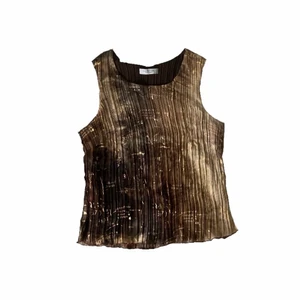 Brun top - Brun top med cool text på. Gjord i ett ganska stretchigt material. Väldigt bra skick! 