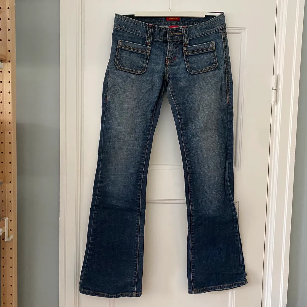 Säljer dessa low waist jeans från blueasphalt. Supersnygga med sömmar i olika färger! Mycket bra skick förutom att framknappen saknas. Midja ca 82 cm och längd innerben är 80 cm.. Jeans & Byxor.