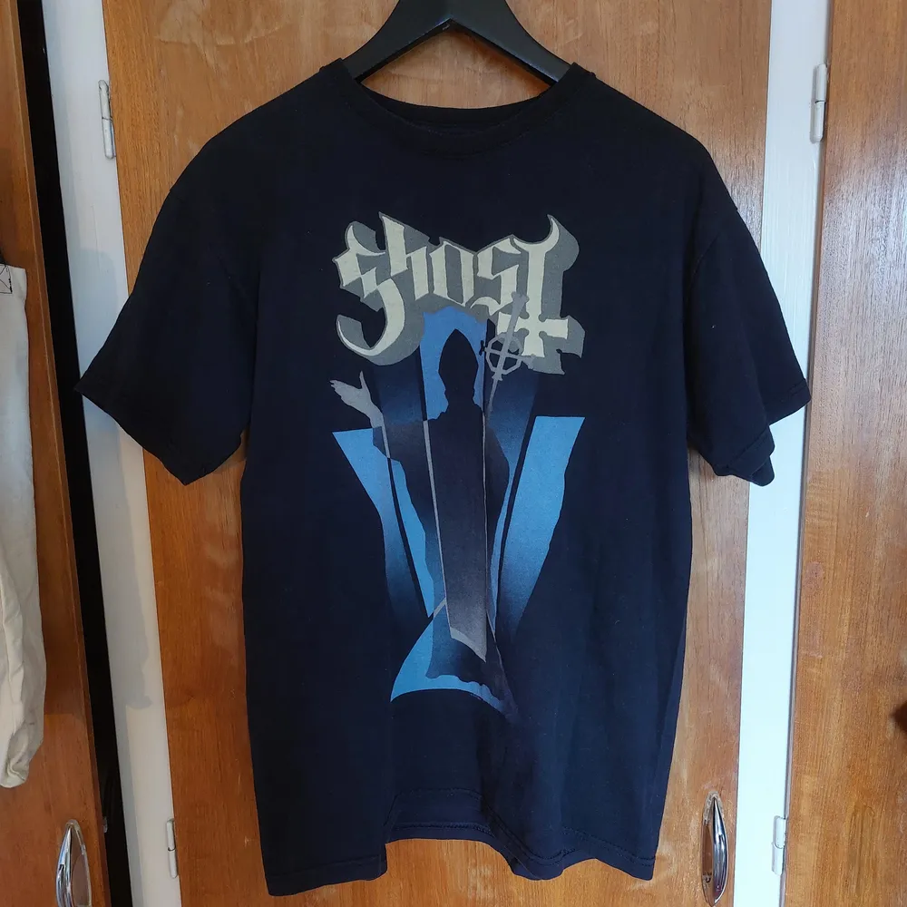 Skitsnygg bandt-shirt med Ghost. T-shirts.