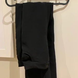 Kostymbyxor strl 36 - Fina kostymbyxor från weekday med slits nertill vid benen. Dom är svarta och långa, är 170cm och de går hela vägen ner på mig 🌟