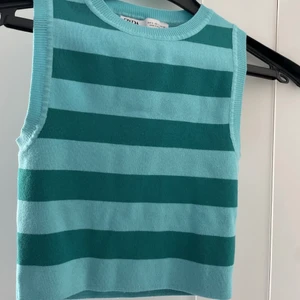 Zara topp - Jättefin, i princip oanvänd, topp från zara. Säljer då jag inte har någon användning av den mer 