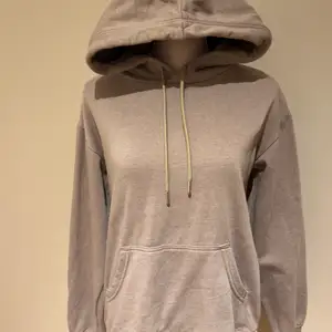 En superfin hoodie i färgen brunt/ beiget och är använd 1-2 gånger inte mer än det! Den är fluffig/ mjuk på insidan 