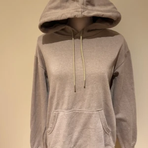 Beige/brun hoodie - En superfin hoodie i färgen brunt/ beiget och är använd 1-2 gånger inte mer än det! Den är fluffig/ mjuk på insidan 