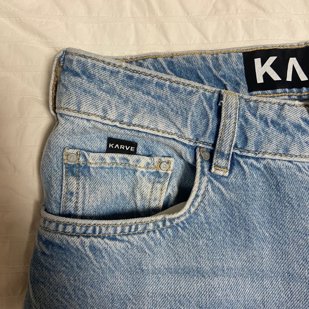 Snygga utsvängda byxor i storlek S, säljer för att de är något stora. Sparsamt använda och passar till allt. Perfekta sommar jeans. Nypris: 699kr . Jeans & Byxor.