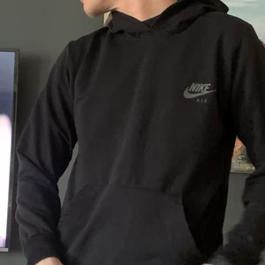 Nike hoodie  - Snygg nike hoodie, knappt använd. Köparen betalar för frakt 