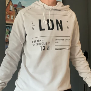 2 hoodies - 2 snygga hoodies som knappt är använda. Båda för 200 och 1 för 100kr. Köparen betalar för frakt💗