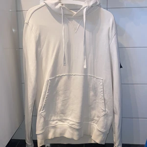 Stoneisland hoodie strl L - Säljer en vit Stone island hoodie i strl L. Använd några gånger. Ord pris 2 761kr, mitt pris 550. Skriv för intresse, frågor eller fler bilder😊 (finns ej kvitto)