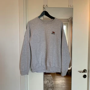 Sweatshirt  - Grå sweatshirt köpt i Frankrike med en broderad Björn på 🐻 