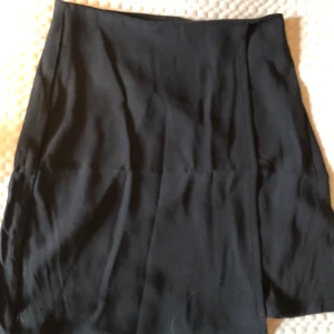 Svart kjol  - Svart kjol från Bikbok